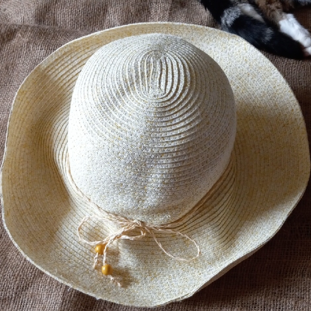 Stylish Cream Sun Hat with Bead Accent